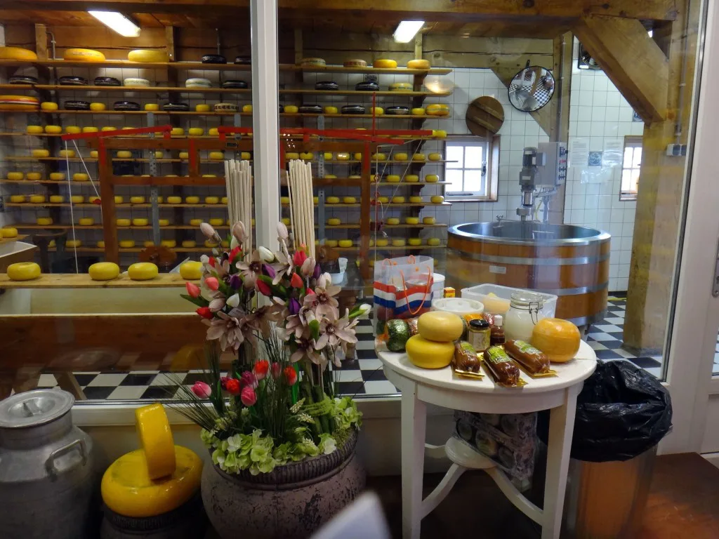 interior da fabrica de queijo em zaanse schans na holanda