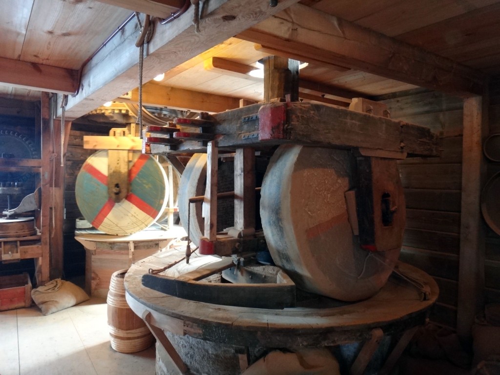 interior de um moinho em zaanse schans na holanda