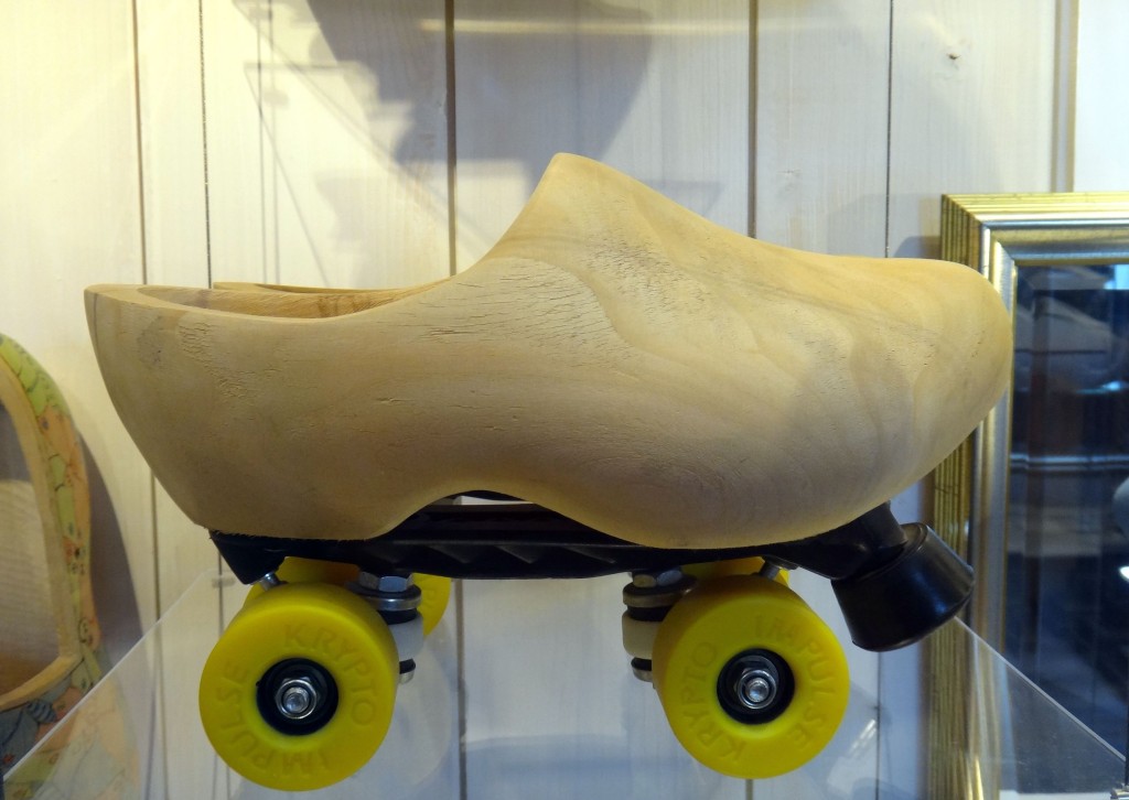 patins em formato de tamanco de madeira em zaanse schans na holanda
