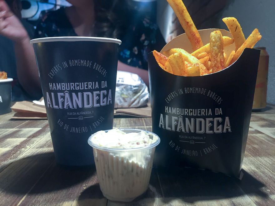 refrigerante e batata frita da hamburgueria da alfandega no rio de janeiro