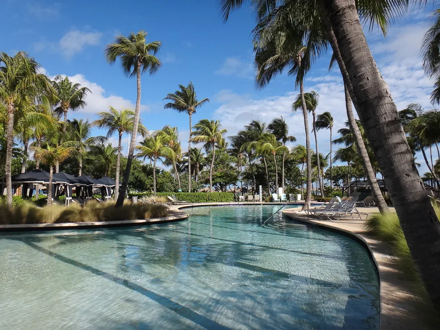 piscina do hotel hilton em palm beach em aruba