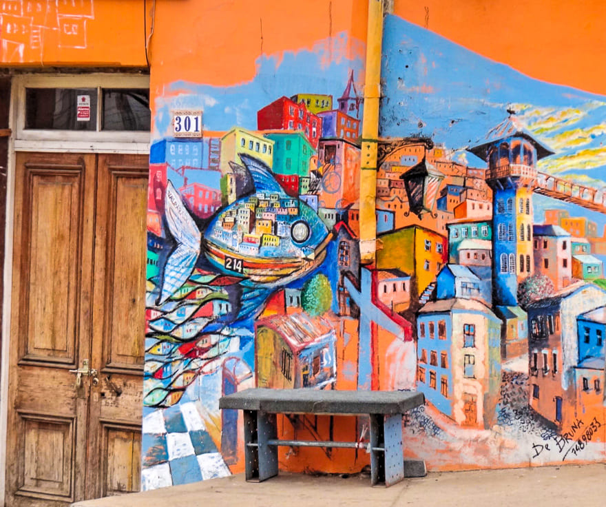 Há vários grafites e street art  pelas ruas de Valparaíso