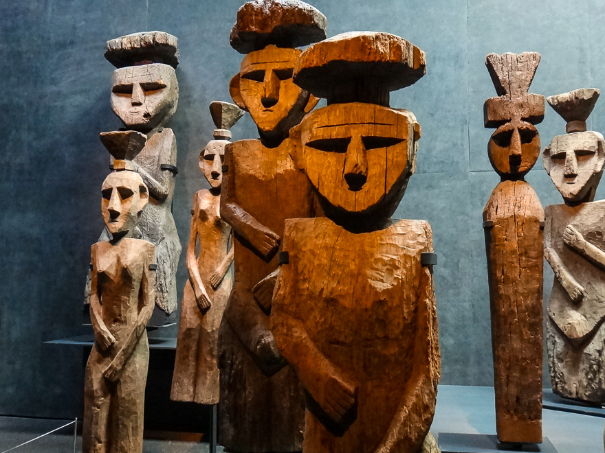 Chemamülles é o nome dessas estátuas de madeira usadas pelos mapuches sobre as tumbas de seus cemitérios para afugentar os maus espíritos. Os mapuches eram os nativos do Chile.
