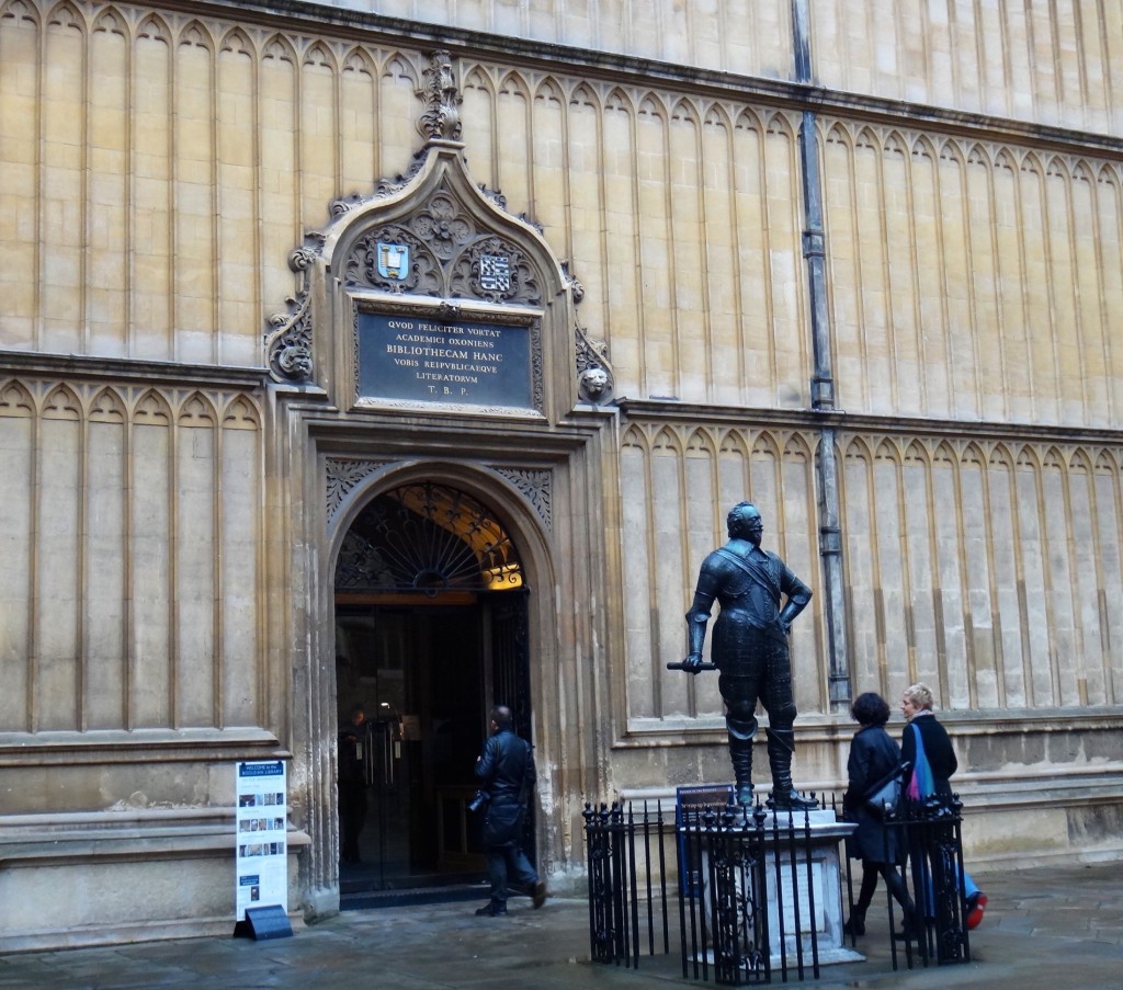 entrada biblioteca oxford 1024x903 - Um passeio pela Universidade de Oxford