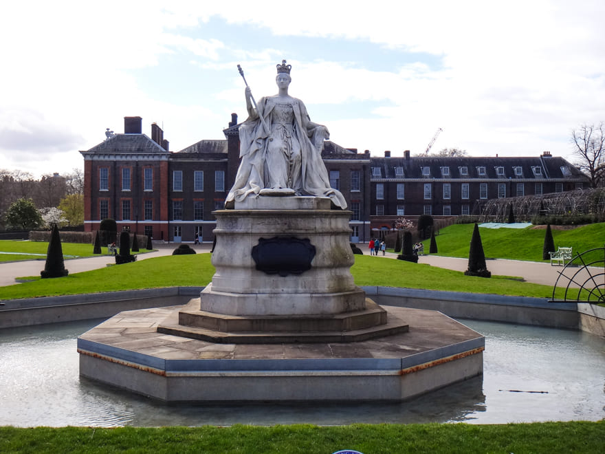estatua rainha vitoria kensington palace - Os lindos parques de Londres: passeio com muito verde na Inglaterra