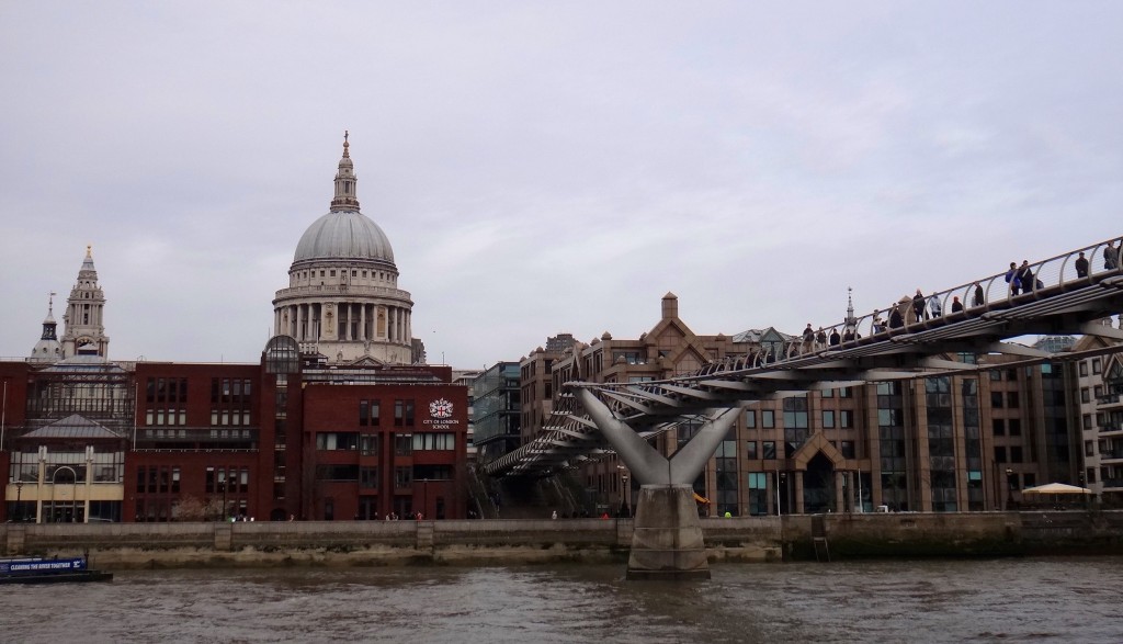 millenium bridge londres 1024x587 - Roteiro de atrações em Londres de graça