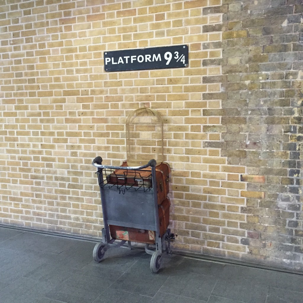 plataforma 9 e meio 1024x1024 - 20 anos de Harry Potter - 7 lugares para conhecer