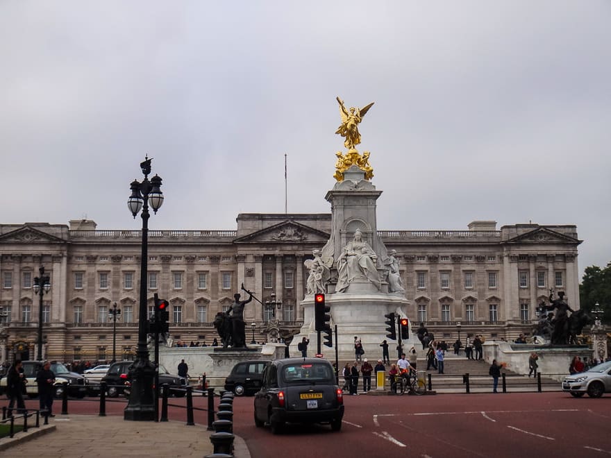 palacio de buckingham em londres estatua predio - Visitando o Palácio de Buckingham em Londres. Programa obrigatório!