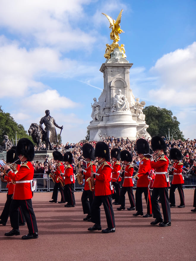 palacio de buckingham em londres guardas - Visitando o Palácio de Buckingham em Londres. Programa obrigatório!