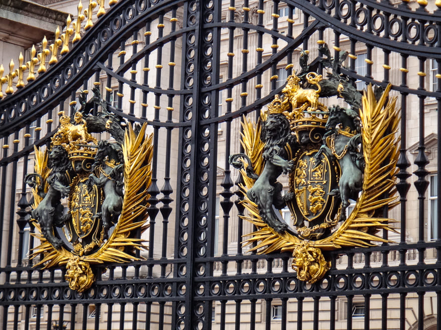 palacio de buckingham em londres portao - Visitando o Palácio de Buckingham em Londres. Programa obrigatório!