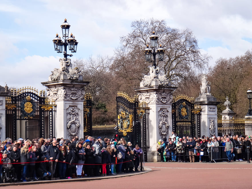 palacio de buckingham em londres turistas portao - Visitando o Palácio de Buckingham em Londres. Programa obrigatório!