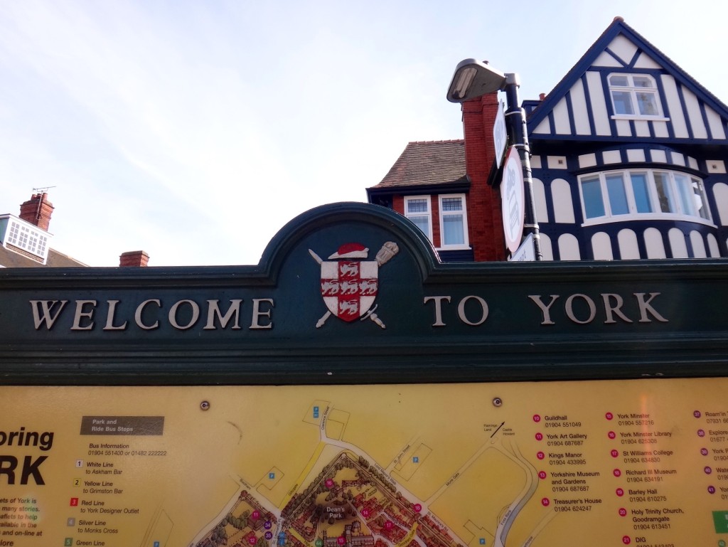 welcome york 1024x769 - Um dia em York na Inglaterra