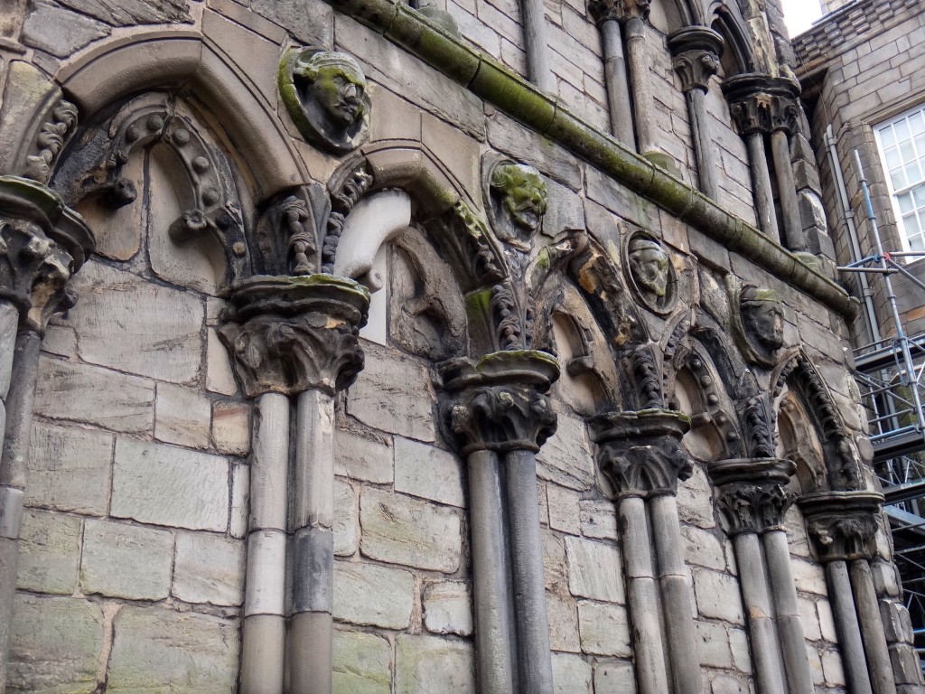 detalhe fachada holyrood abbey 1024x768 - O charmoso Palácio de Holyroodhouse