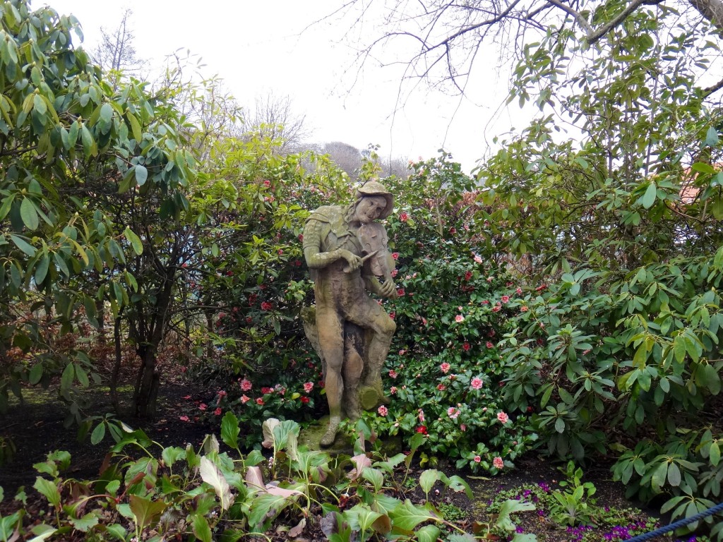 estatua jardim holyroodhouse 1024x768 - As casas da Rainha Elizabeth II