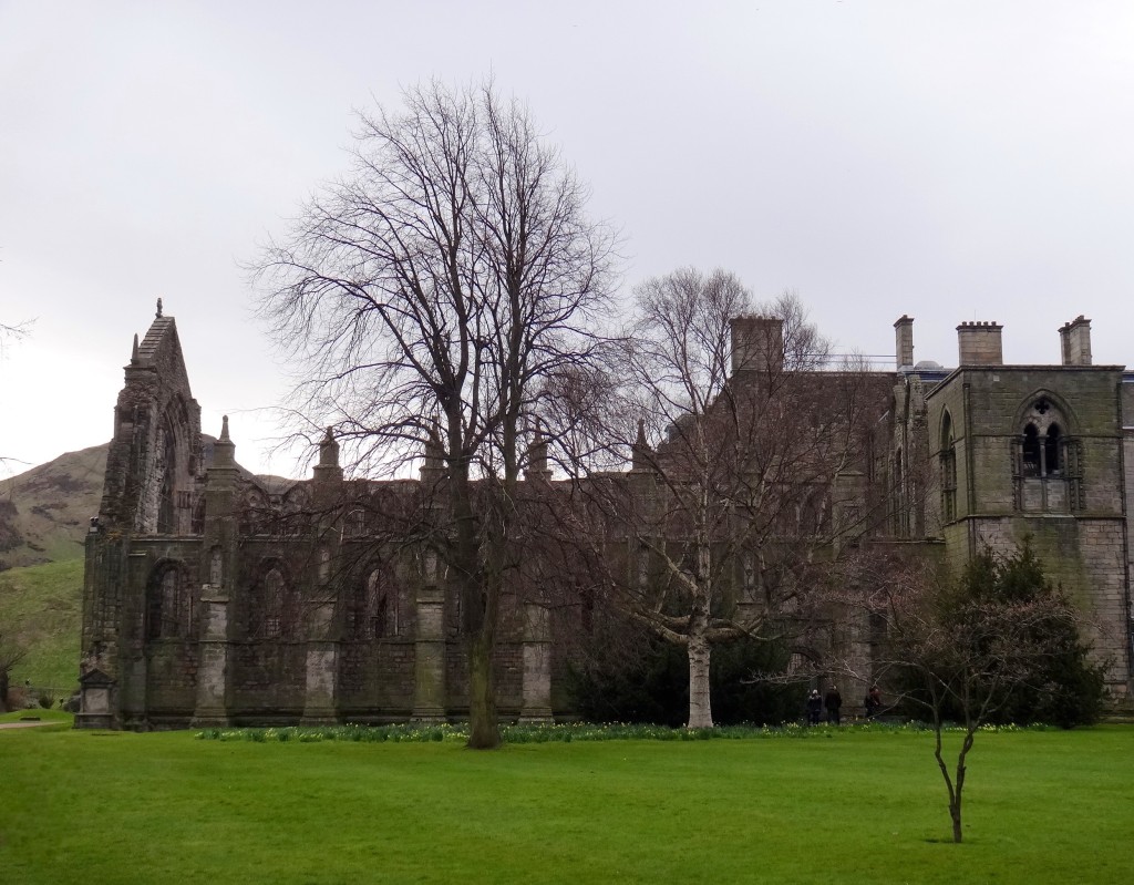 holyrood abbey edimburgo 1024x799 - As casas da Rainha Elizabeth II