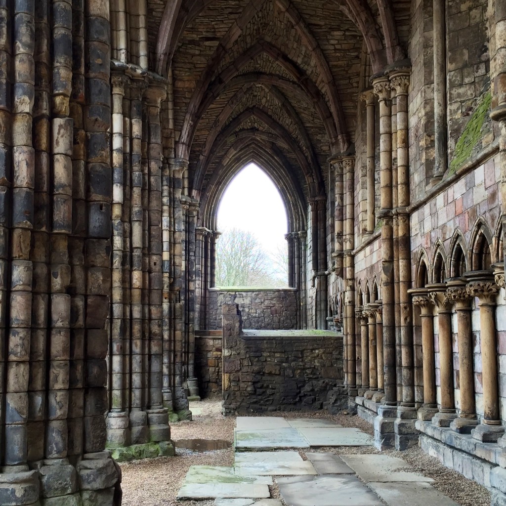 janela holyrood abey 1024x1024 - 5 lugares imperdíveis na Escócia