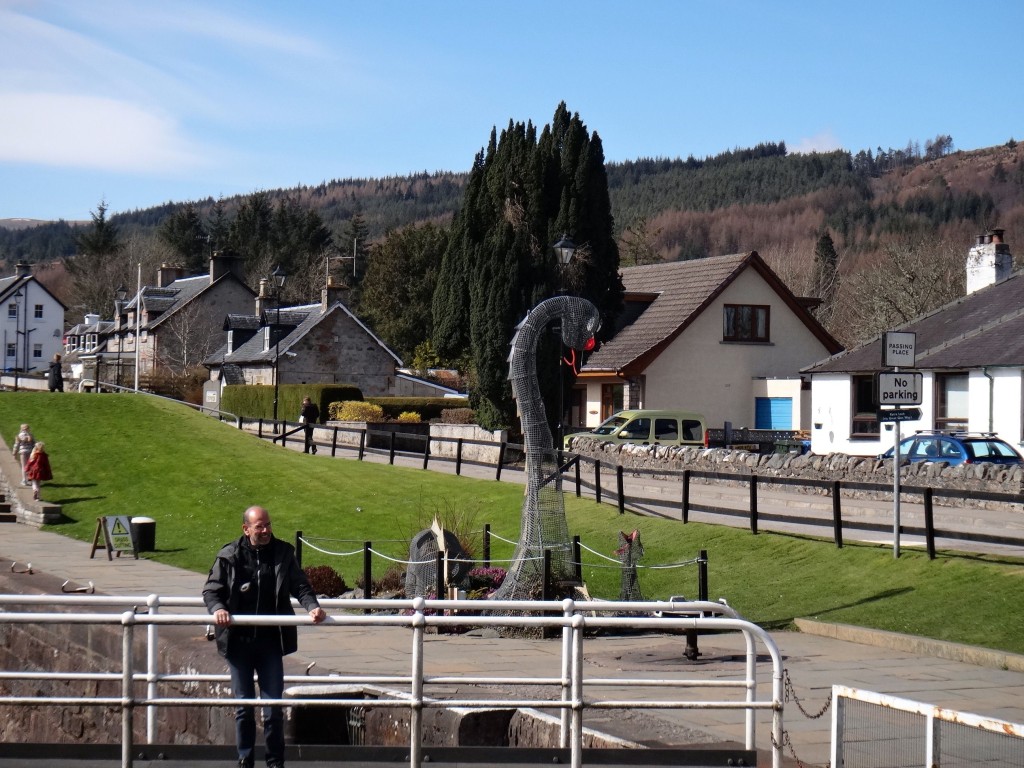 mostro lago ness estatua 1024x768 - Lago Ness na Escócia: procurando o monstro!