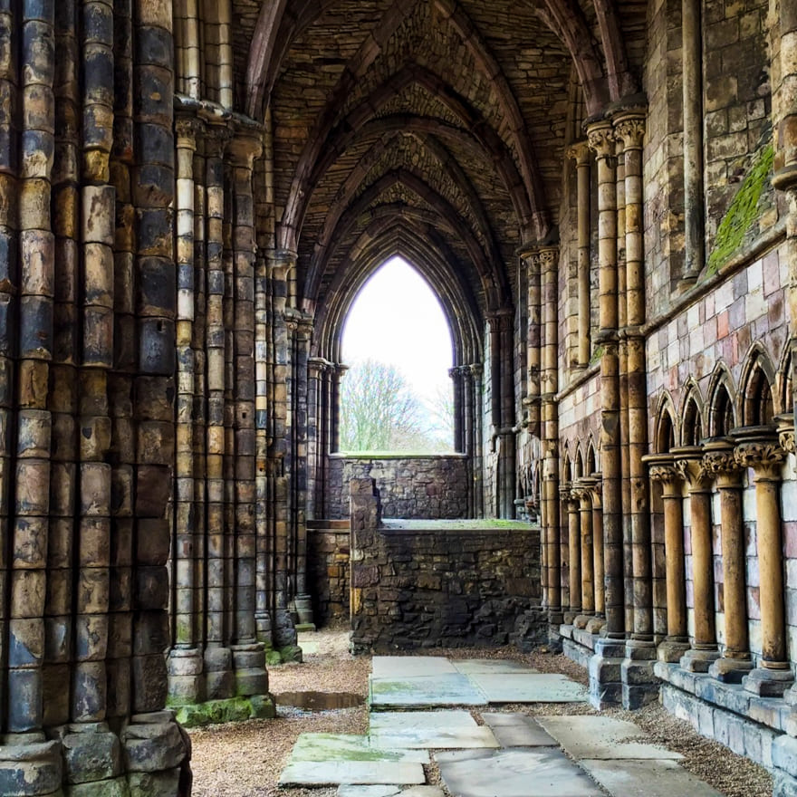 janela holyrood abey - Pontos turísticos na Escócia: lugares imperdíveis para seu roteiro
