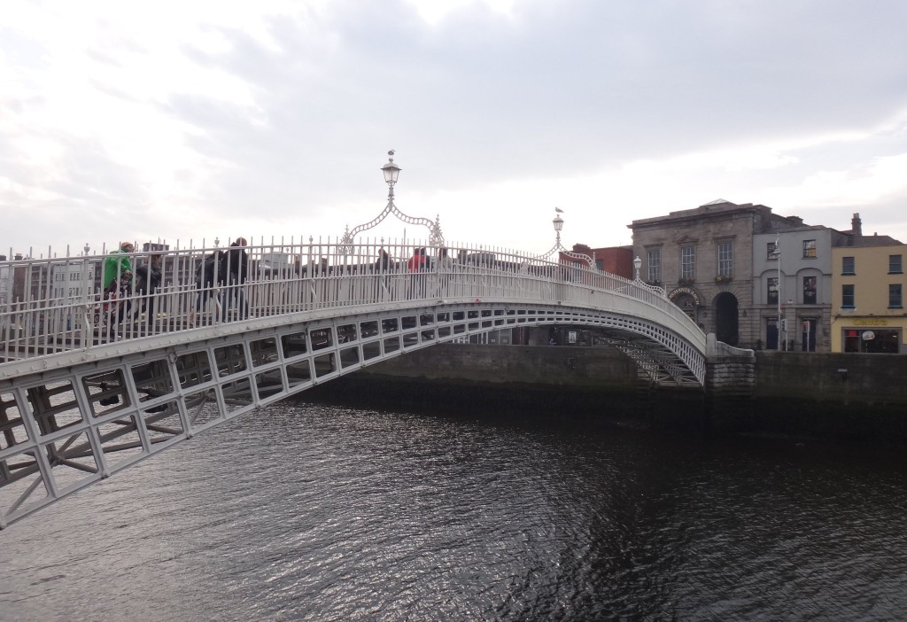ponte rio liffey 1024x702 - O que fazer em Dublin em 2 dias: lista de pontos turísticos para você!