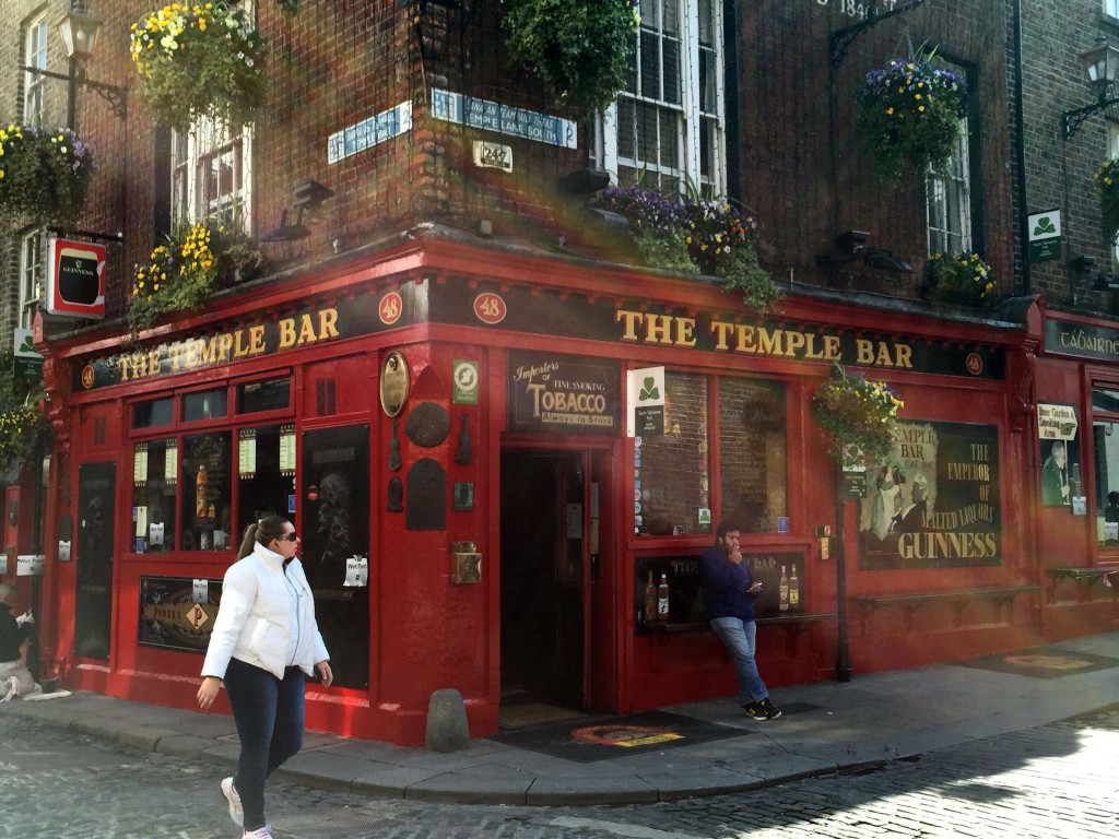 temple bar 1024x768 - O que fazer em Dublin em 2 dias: lista de pontos turísticos para você!