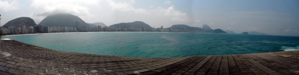 forte copacabana panoramica mar 1024x259 - O Forte de Copacabana no Rio de Janeiro:  lindo e barato para você
