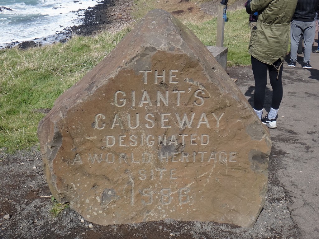 giants causeway placa 1024x768 - Giant's Causeway, a Calçada dos Gigantes