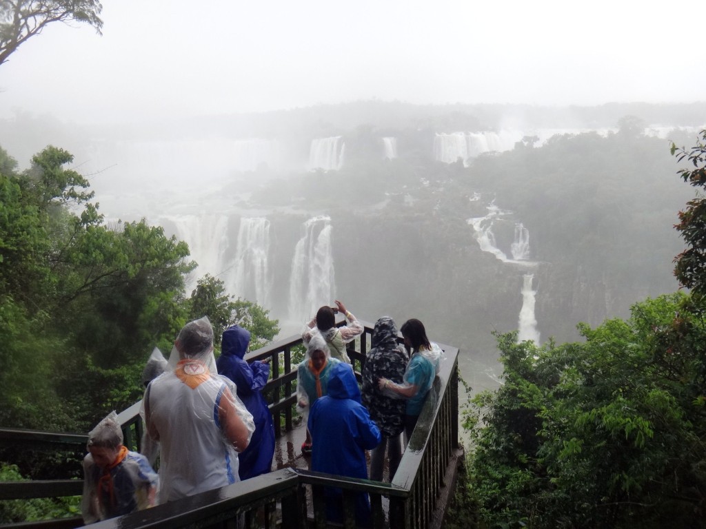 cataratas igua%C3%A7u turistas 1024x768 - O Parque das Cataratas do Iguaçu: espetáculo do lado brasileiro