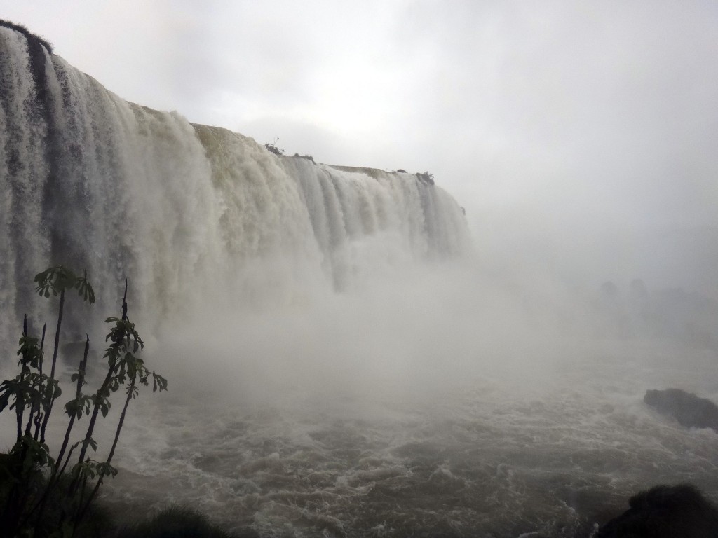 cataratas igua%C3%A7u visao lateral garganta do diabo 1024x768 - O Parque das Cataratas do Iguaçu: espetáculo do lado brasileiro