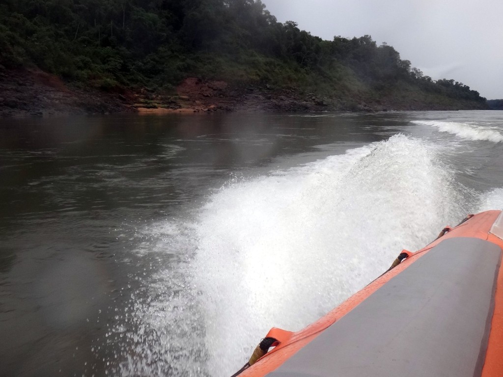 navegando pelo rio iguaçu