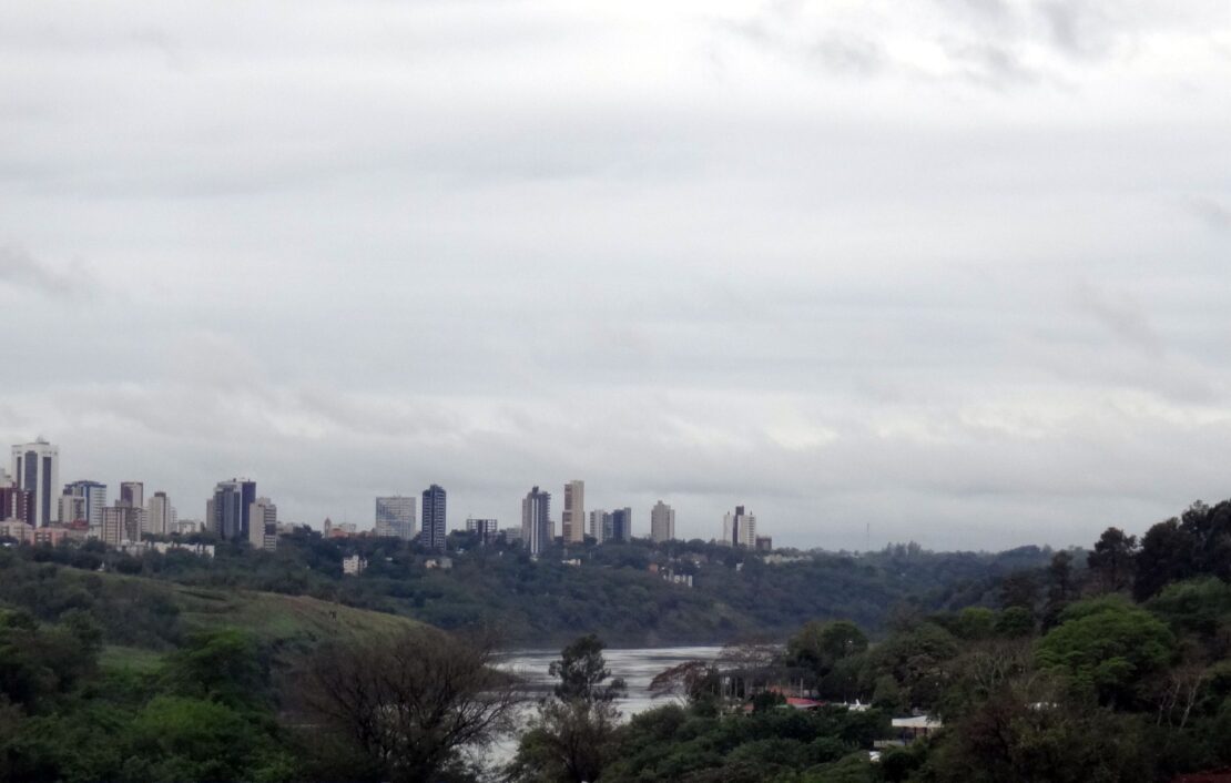 vista de foz do iguaçu e do rio paraná a partir do paraguai