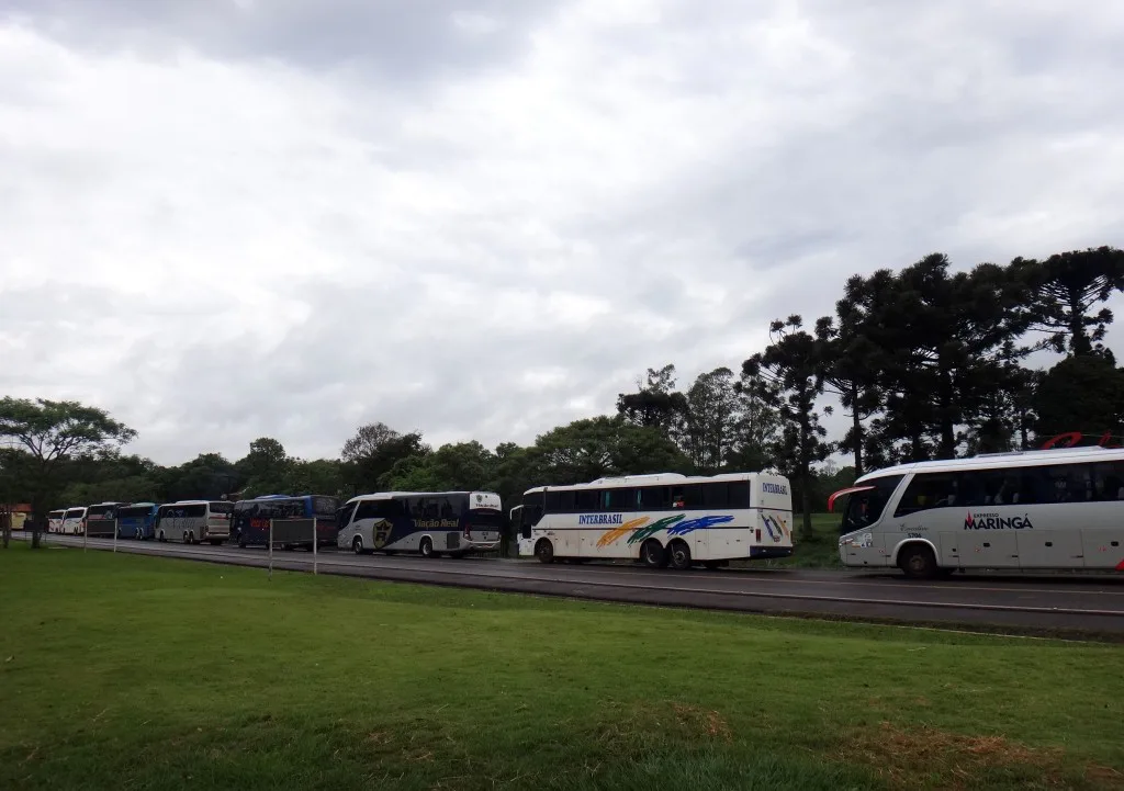 fila de onibus no parque das cataratas do iguaçu