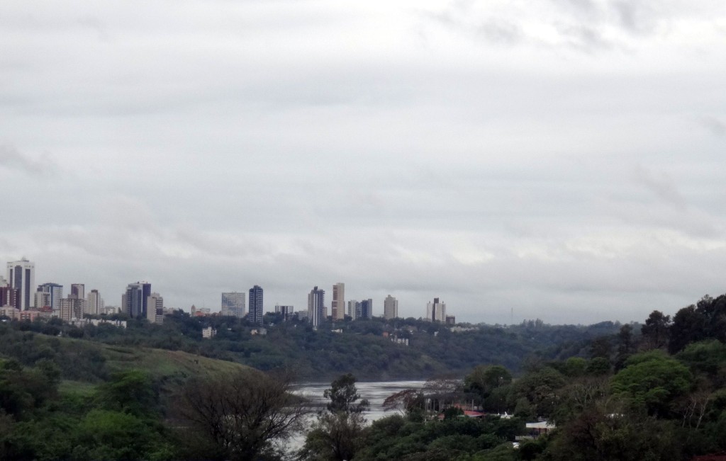 vista de foz do iguaçu e do rio paraná a partir do paraguai