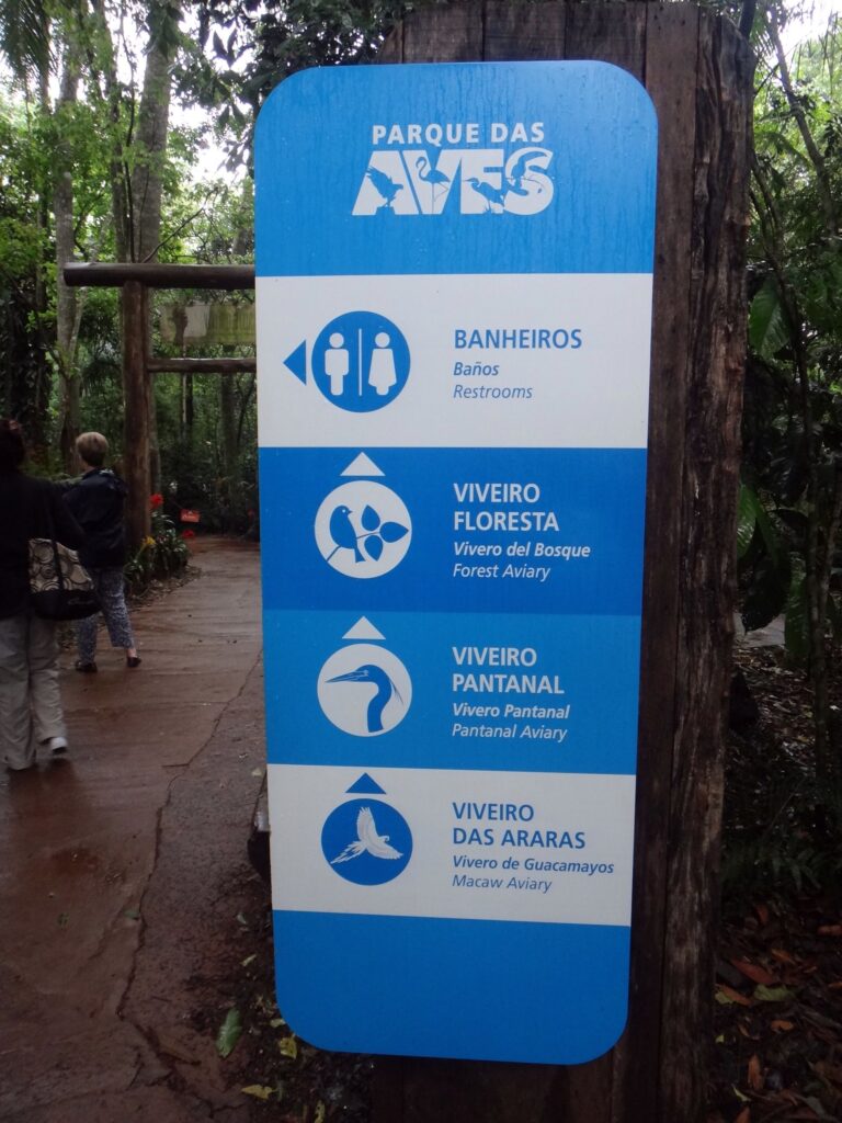parque das aves placa sinaliza%C3%A7%C3%A3o 768x1024 - O Parque das Aves em Foz do Iguaçu: tudo de bom!