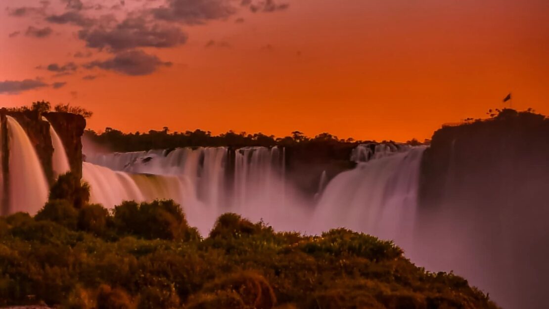 por do sol cataratas iguacu | letsfly away