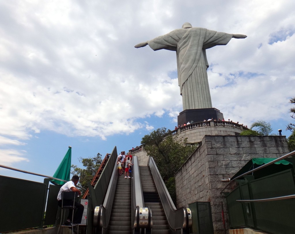 cristo redentor escada rolante 1024x813 - Como visitar Cristo Redentor Rio de Janeiro: turistando no Corcovado