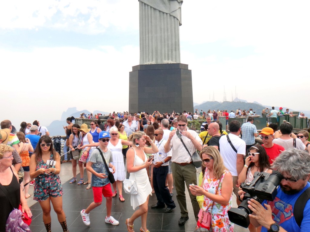 cristo redentor pessoas 1024x768 - Como visitar Cristo Redentor Rio de Janeiro: turistando no Corcovado
