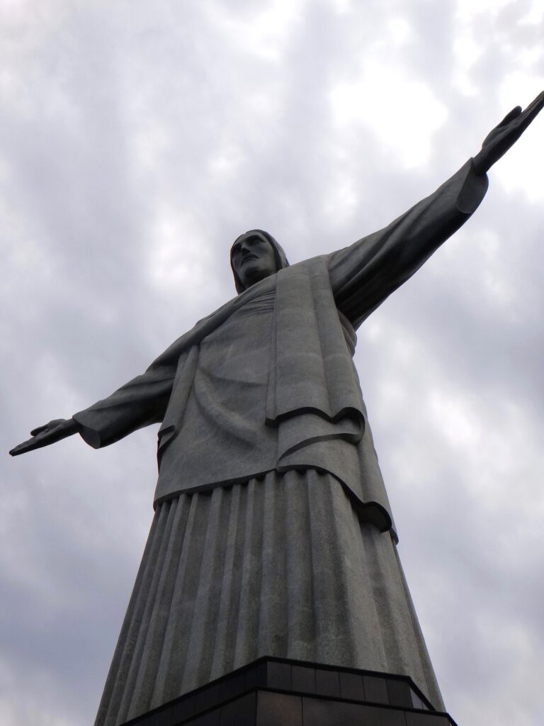 cristo redentor rio 768x1024 - Como visitar Cristo Redentor Rio de Janeiro: turistando no Corcovado