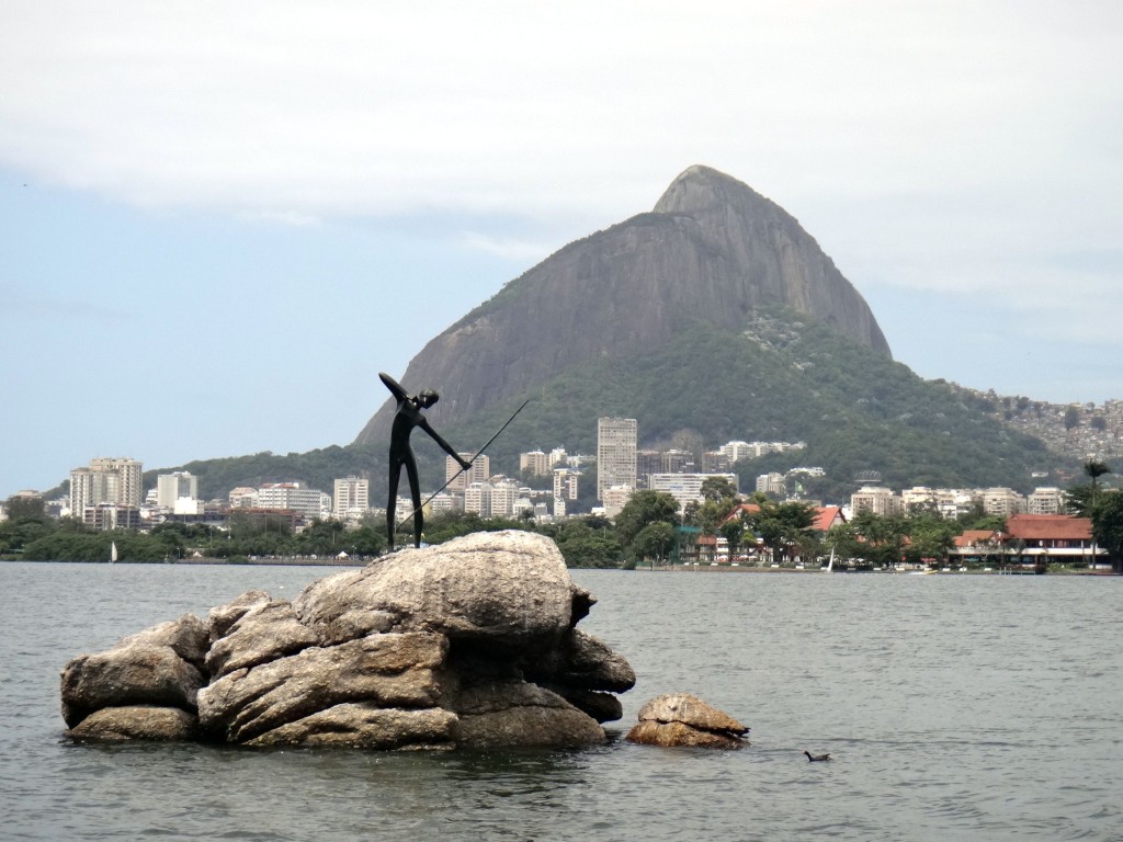 lagoa rodrigo freitas estatua curumim 1024x768 - Lagoa no Rio de Janeiro. Muito lazer, esporte e gastronomia.