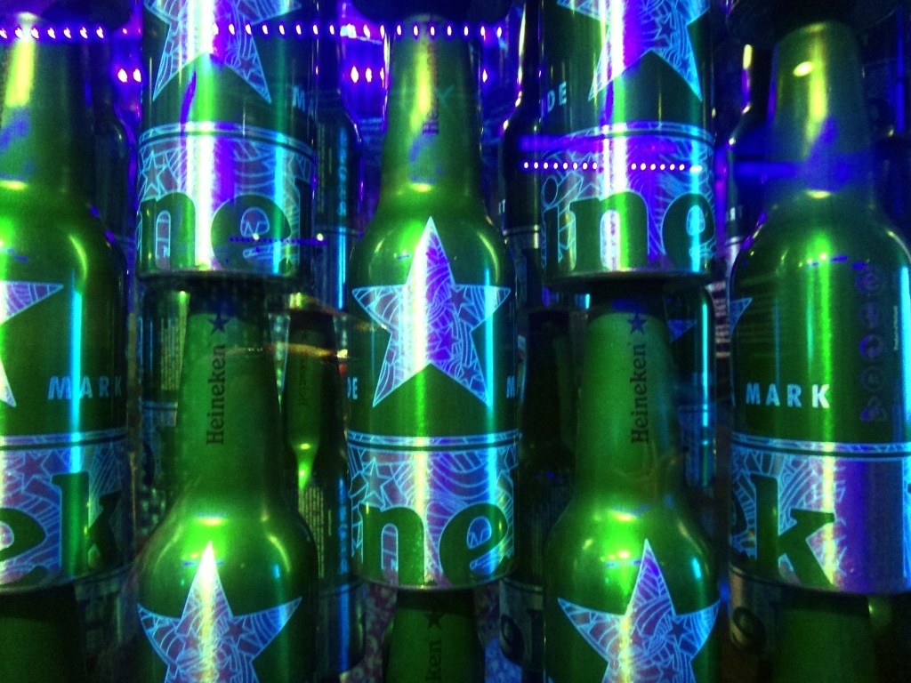 amsterda heineken garrafas 1024x768 - Aula de Marketing na Heineken Experience