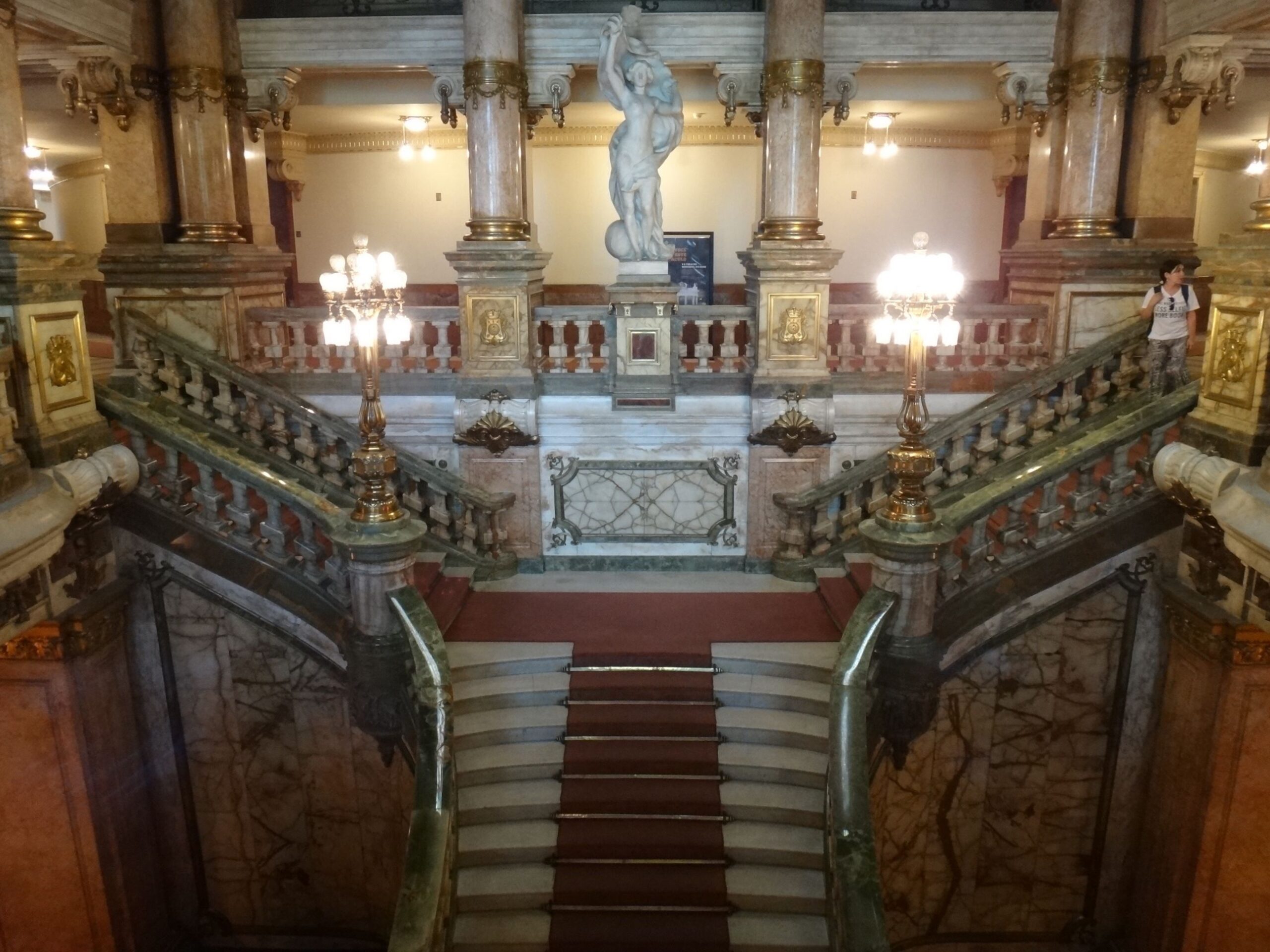 O que fazer no Rio de Janeiro com chuva: 32 ideias! teatro municipal rio de janeiro escada