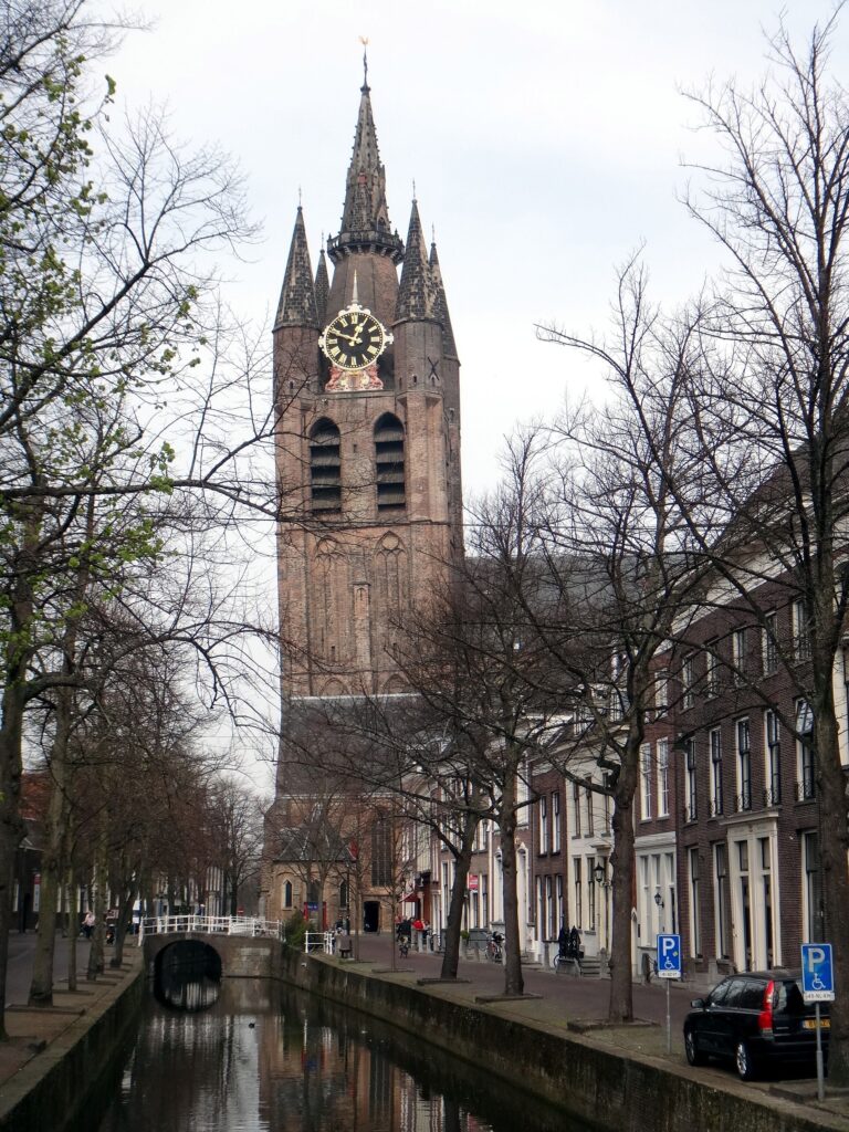 delft oude kerk 768x1024 - A pequena e adorável Delft