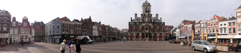 delft panoramica praça central 1024x225 - A pequena e adorável Delft