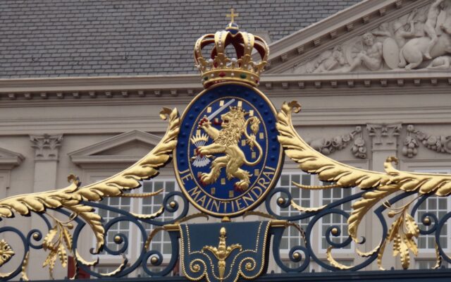 o que fazer em haia brasão da familia real da holanda no portão do palacio noordeinde em haia