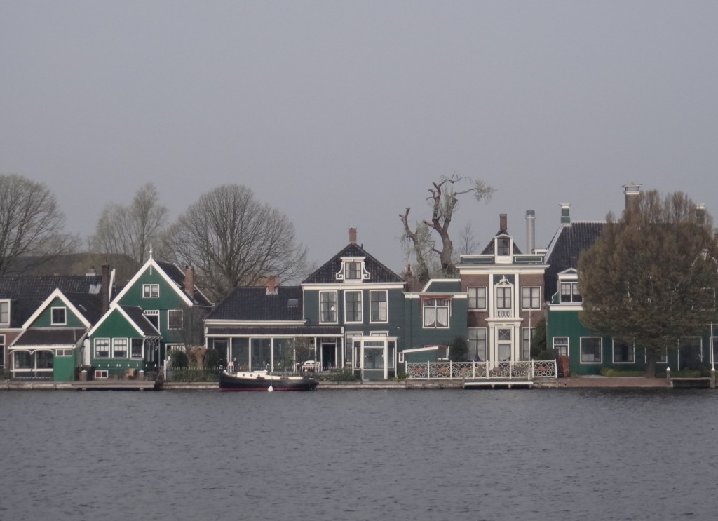 casas na margem do rio Zaan em frente de Zaanse Schans na holanda bate-volta amsterdam