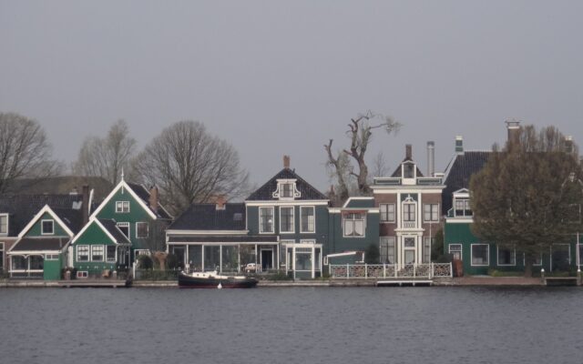 mitos e verdades sobre a holanda casas na margem do rio Zaan em frente de Zaanse Schans na holanda