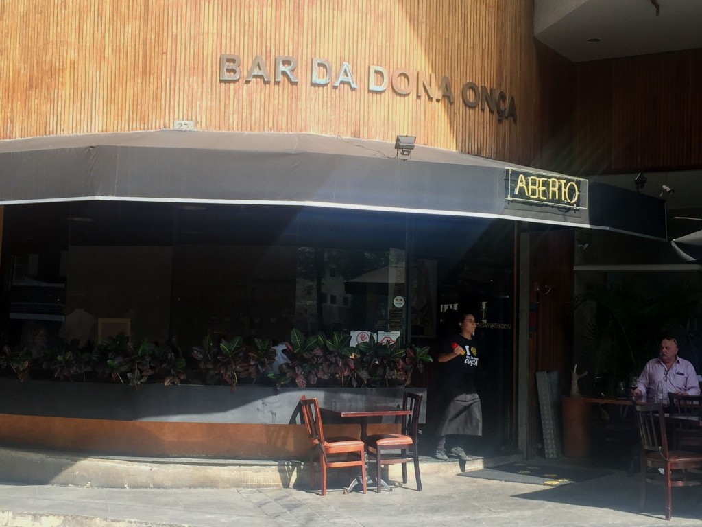 bar da dona onça entrada edificio copan sp 1024x768 - Bar da Dona Onça em São Paulo - bom demais!