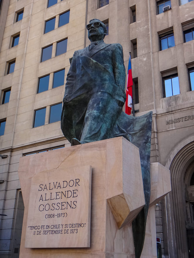 palacio la moneda sanitiago estatua salvador allende - Palácio de La Moneda em Santiago. Ponto turístico grátis