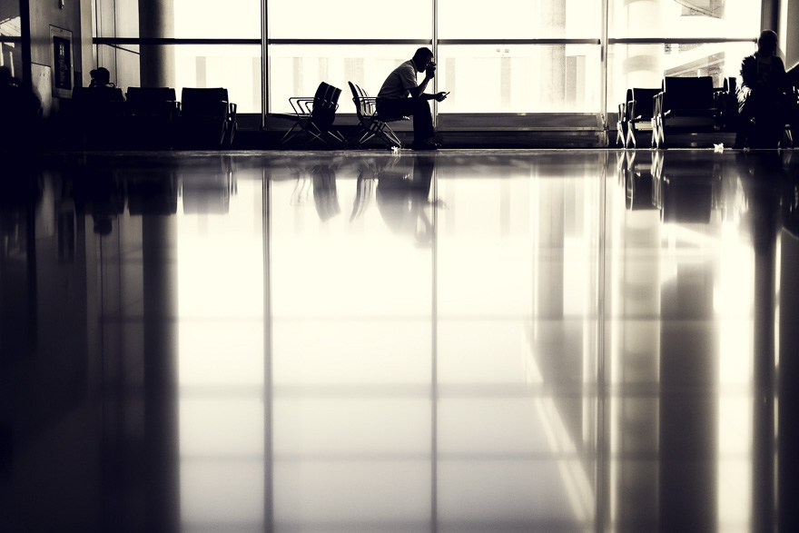 medo de viajar sozinho homem aeroporto - Não tenha medo de viajar sozinha
