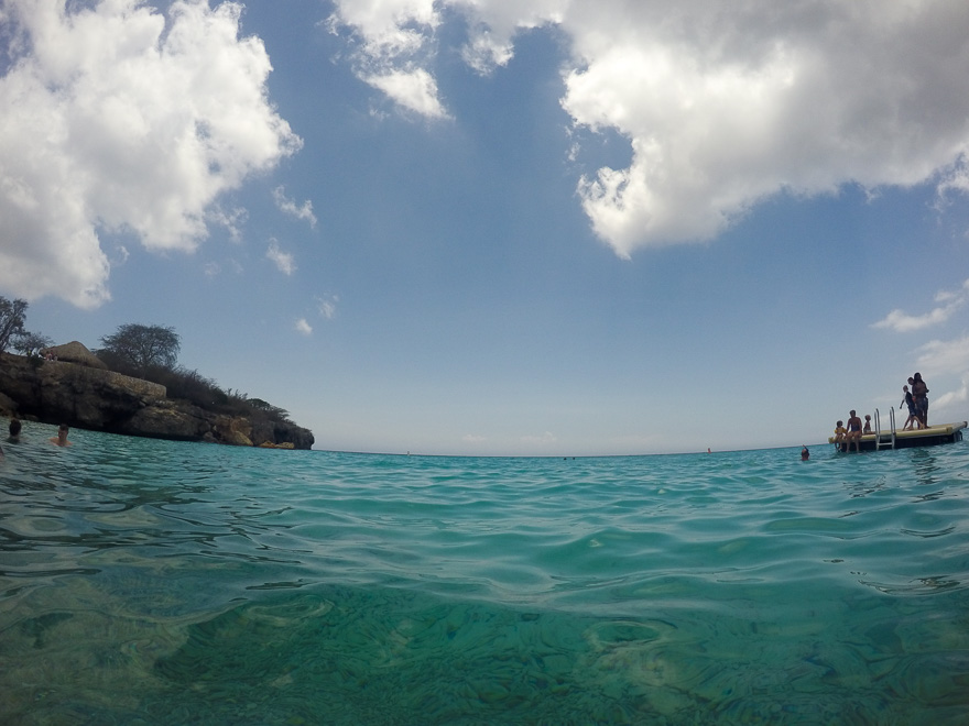 mar azul de kenepa grandi em curaçao