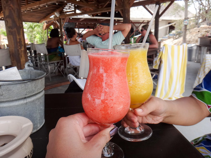 drinque no restaurante da praia de porto mari em curaçao